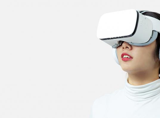 Lady with VR headset