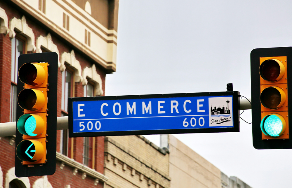 Traaffic lights with a E COMMERCE Sign